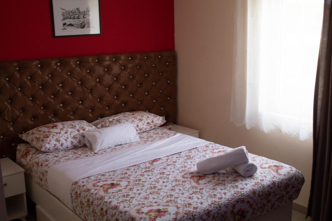Hotel Living Suto Orizari Exterior photo